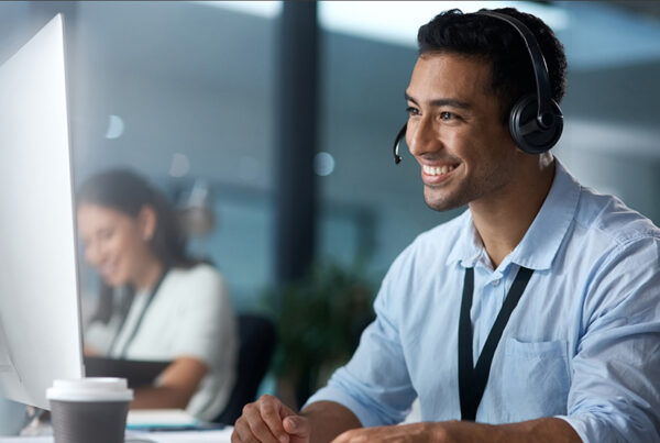 customer support representative in call center talking to end user