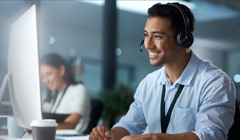 customer support representative in call center talking to end user